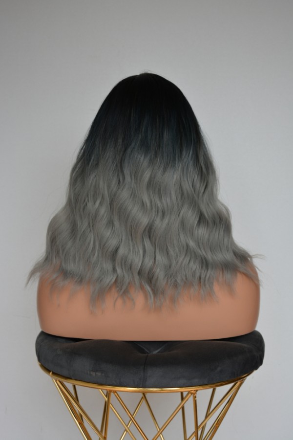 Siyah Gri Ombreli Kısa Fiber Sentetik Dalgalı Perçemli Peruk